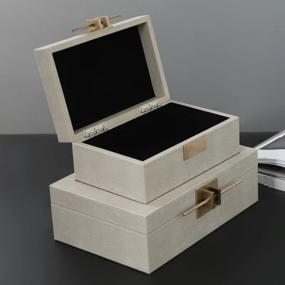 Caja de joyería blanca impresa con logotipo personalizado de lujo, caja organizadora de collar/pendientes de madera y cuero para joyería